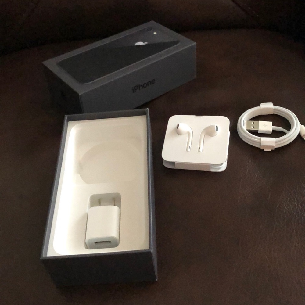 iPhone8 box. EarPods with Lightning Connector...